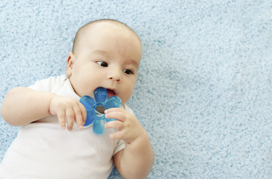 tumbuh gigi bayi, trik atasi tumgi, solusi bayi rewel, tips gusi bayi, teether bayi, Bunda, si Kecil